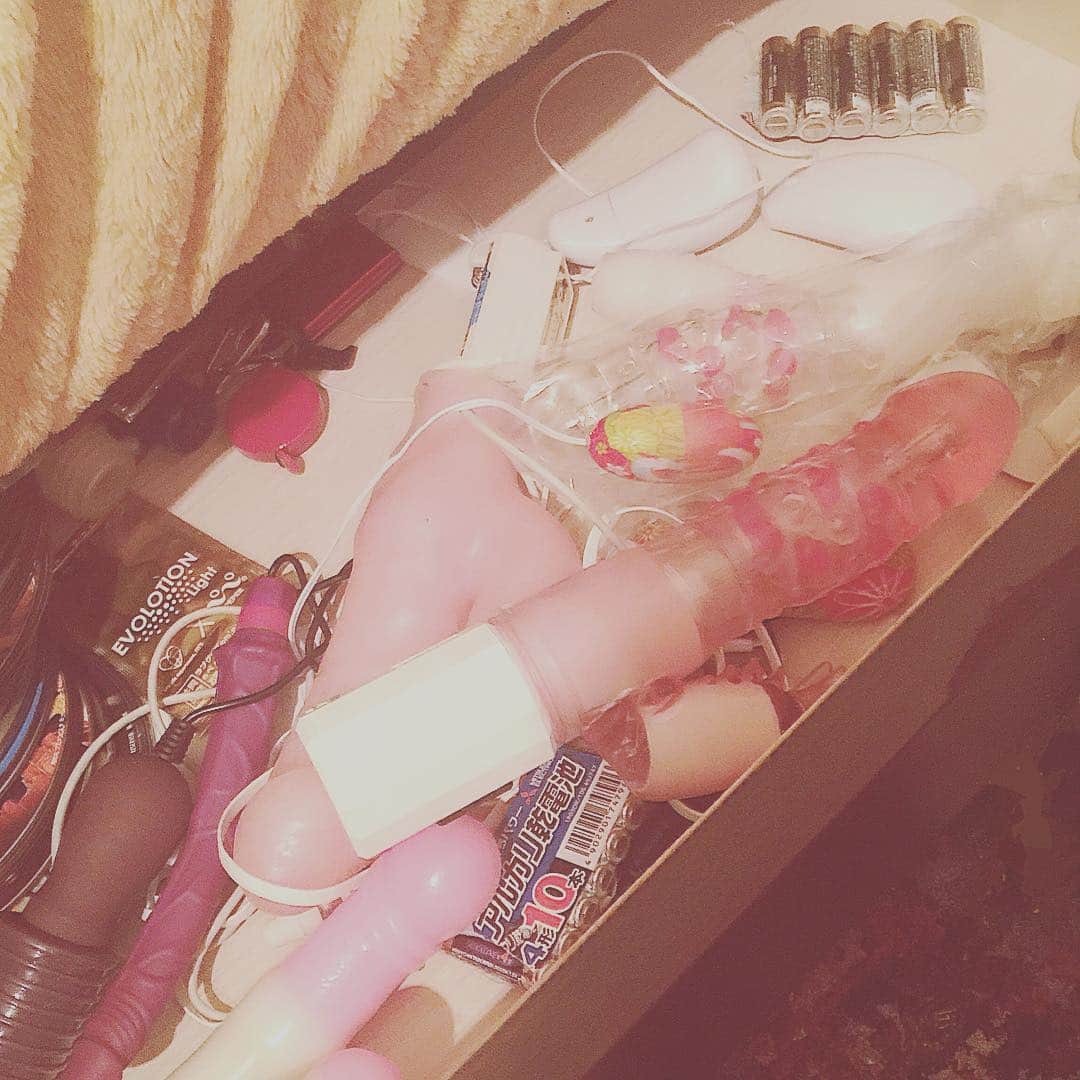 紅音ほたるのインスタグラム：「電動彼氏はさ、喋ったり効果音とか出してくれたりとかの進化はしないのかなぁ。テンガばっかり進化してずるいよ(°_°) 最近朝起きると【コミュニティガイドライン違反削除】の表示がでてますが、 こいつぁ一応 【ジョーク商品】 …何に使うものでもなく、リアルってわけでもないんだが、 （しかしあたしの彼氏ではあるんだが…） 明日の朝【ガイドライン違反削除！】でてるのか否か？！ Instagram側はどう判断するのか？！ 通法は全てチェックして違反か否かの仕分けとかするのだろうか！ 通法されないともちろんそのままだろうが 嘘の通法を執拗にしている人間の特定はしてるのかどうなのか？！ 不思議がいっぱいでつ。。 おやぷみ。。。電池は充電式にすべきだなと3年前から思ってる。、」