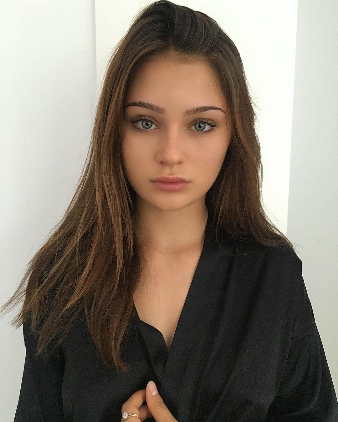 ソフィー・ナイトのインスタグラム：「Chillin in my robe」
