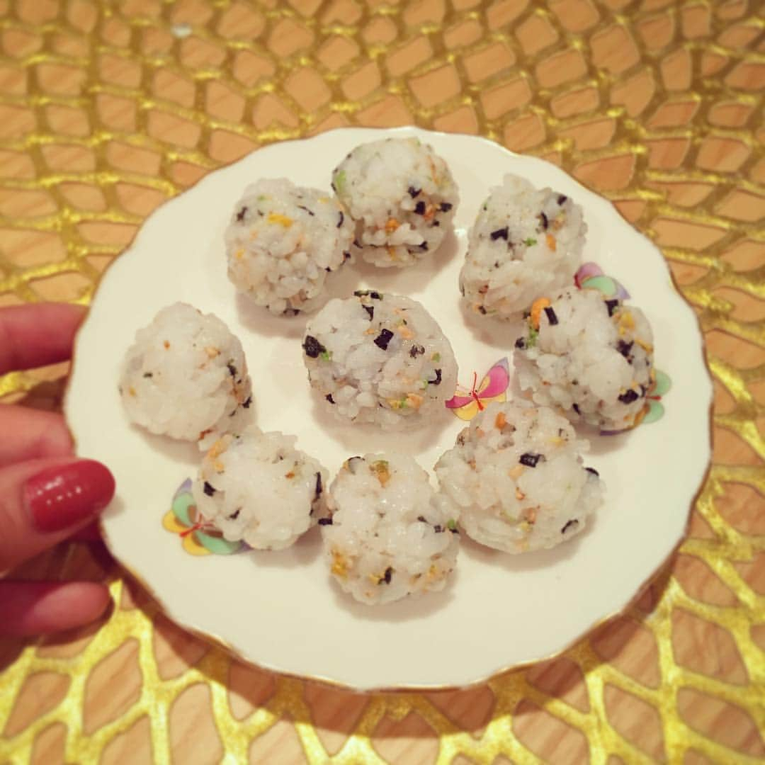 あびる優さんのインスタグラム写真 - (あびる優Instagram)「ミニギリ😁🍙 自分で食べたがる娘の為に、母がラップでクルクル、小さい小さいおにぎり🍙を作ってくれました❣️ それをミニギリと命名😝 私も作ってみたよ〜✨ これだとキレイにパクパクパクパクたくさん食べてくれるから助かる😘  #rice#riceball#onigiri#子供用#幼児用#小さい#ミニ#おにぎり#ミニギリ#ラップ#で#くるくる#手も汚れない#しかも#簡単#オススメ」6月29日 18時34分 - yuabiru74