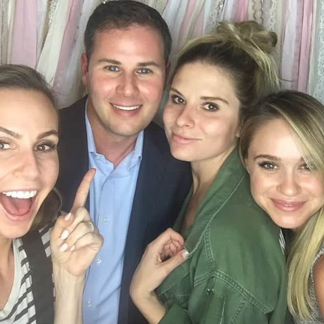 ベッカ・トビンのインスタグラム：「Look who's joining the lady gang this week! @drjaimeschwartz 👍🏼」