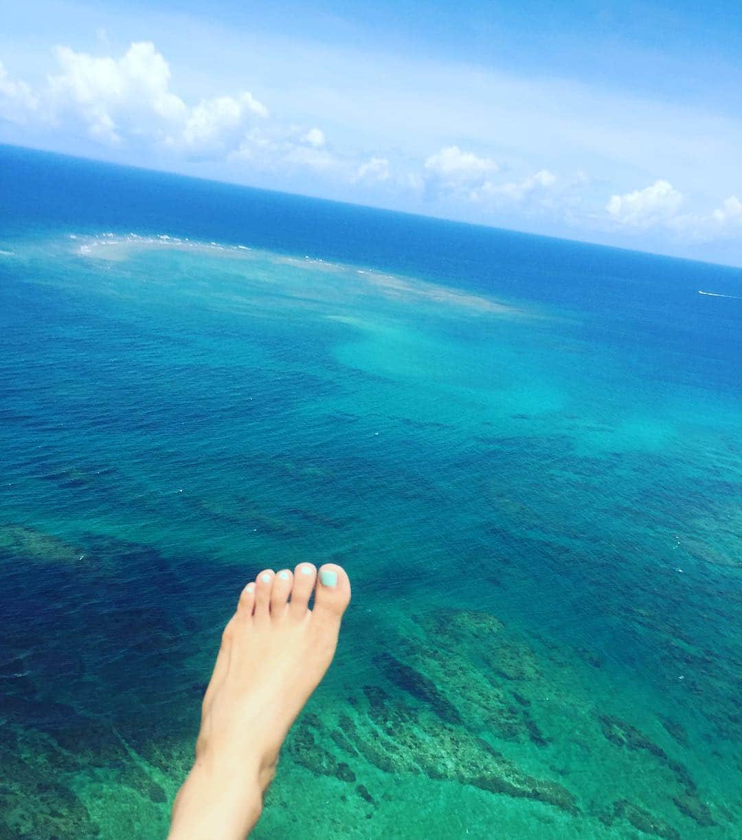 のインスタグラム：「#海の底まで#透けて見えて#ウミガメ#が見れる時も#あるんだそうです😍✨✨✨ #3歳#ぐらいから#一緒に#飛べる#そうです！ #次回はムネくんと#この#絶景をみたいな😍✨ #ブルースカイ#の皆様❤︎#ありがとうございました😆✨✨✨」