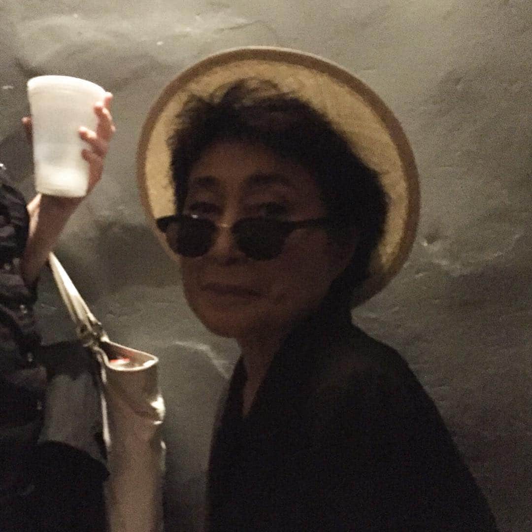 オノ・ヨーコのインスタグラム：「Last night I did a surprise performance with Yo La Tengo to support Other Music. I think this is how I was - tense, hoping that I would do the good job…. yoko」