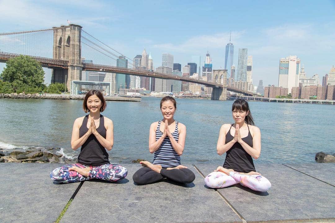 久保田智子のインスタグラム：「Yoga everyday everywhere! #yoga #yogalove #yogaeverywhere #yogagirl #dumbo #newyork #ヨガ #ヨガインストラクター #ニューヨーク #ダンボ #ブルックリン」