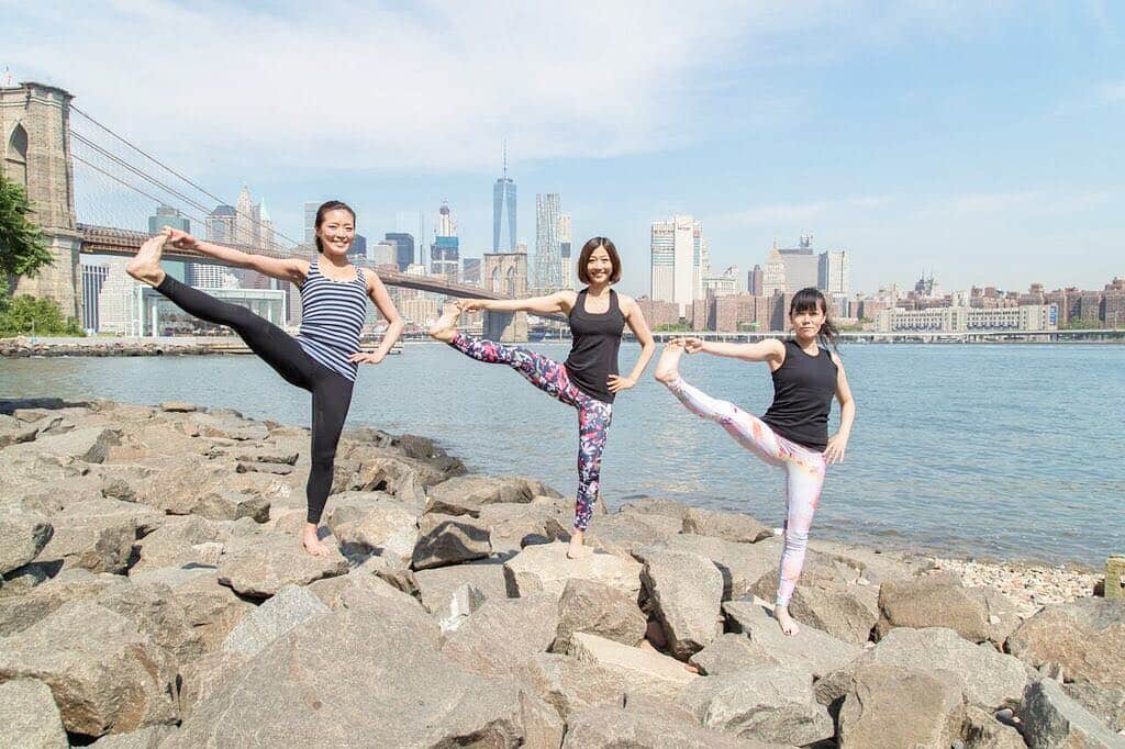 久保田智子のインスタグラム：「Yoga everyday everywhere! #yoga #yogalove #yogaeverywhere #yogagirl #dumbo #newyork #ヨガ #ヨガインストラクター #ニューヨーク #ダンボ #ブルックリン」