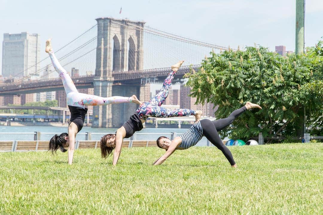 久保田智子のインスタグラム：「Yoga everyday everywhere! #yoga #yogalove #yogaeverywhere #yogagirl #dumbo #newyork #ヨガ #ヨガインストラクター #ニューヨーク #ダンボ #ブルックリン」