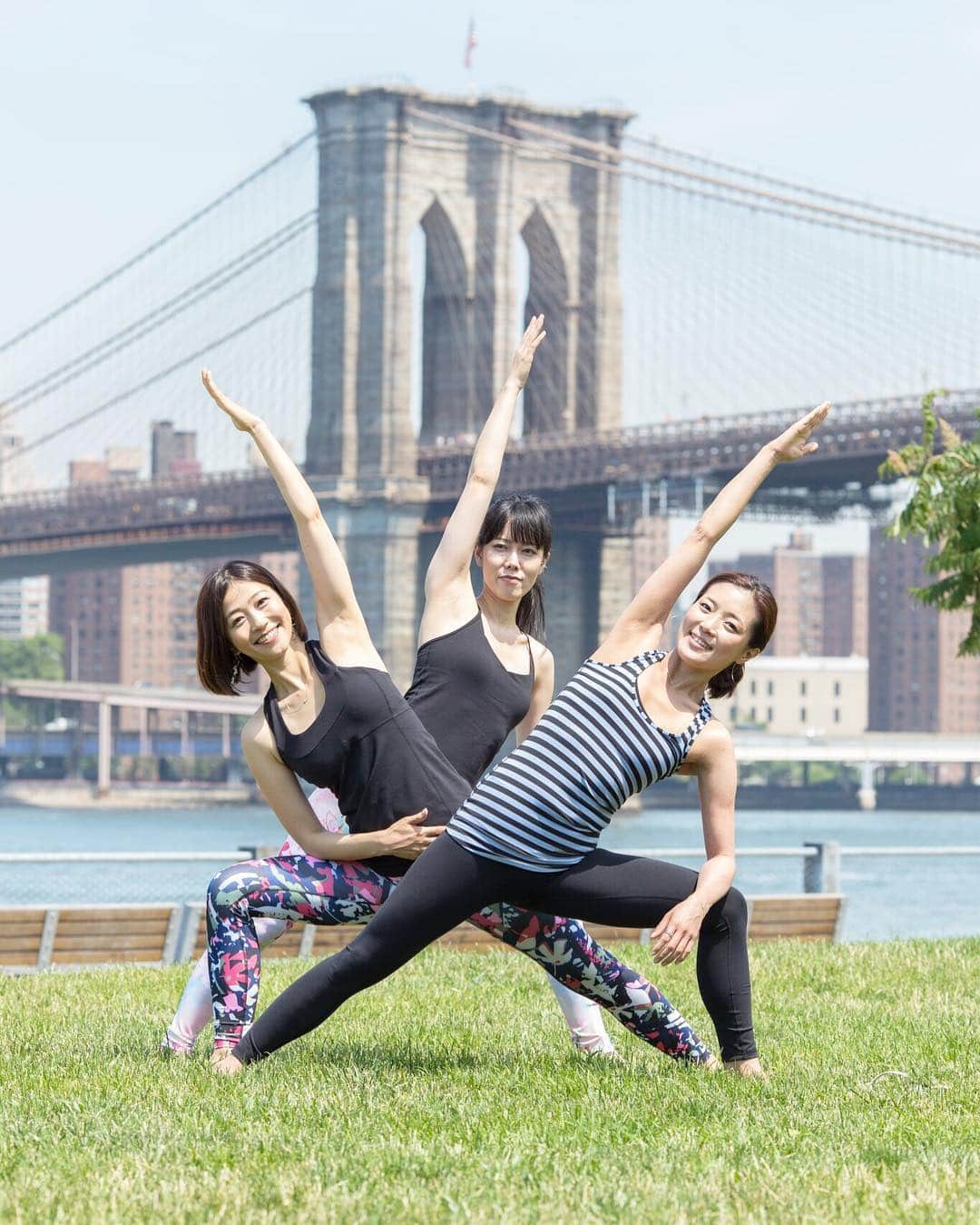 久保田智子のインスタグラム：「Yoga everyday everywhere! #yoga #yogalove #yogaeverywhere #yogagirl #dumbo #newyork #ヨガ #ヨガインストラクター #ニューヨーク #ダンボ #ブルックリン」
