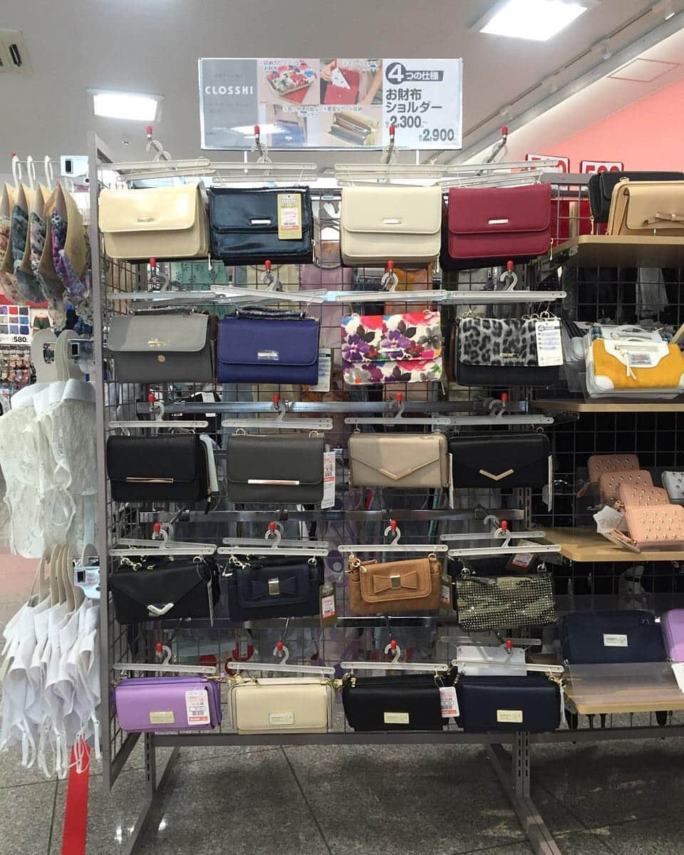 しまむらさんのインスタグラム写真 しまむらinstagram お財布ショルダーが入荷しています 4つの仕様が付いている多機能商品で カラーやデザインも豊富に取り揃えています 売価 2 300円 2 900円 しまむら しまパト プチプラ お財布ショルダー 4つの仕様