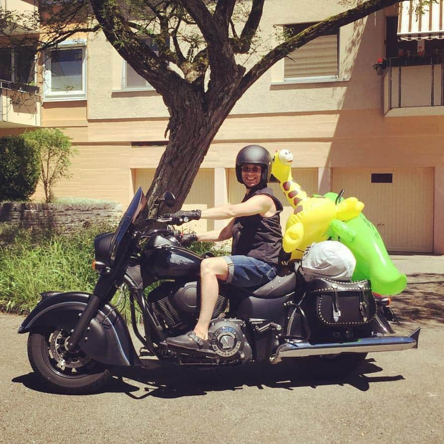 アレクサンダー・ガージさんのインスタグラム写真 - (アレクサンダー・ガージInstagram)「I want summer! #zürichsee #züri #indianmotorcycle  #ginaundhelmut」6月30日 16時47分 - a_gazsi