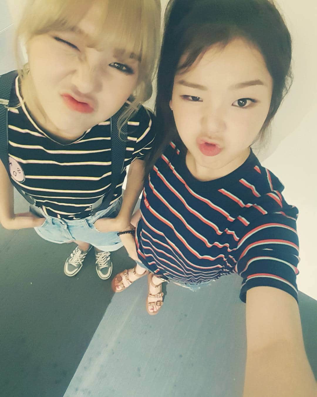 OH MY GIRLさんのインスタグラム写真 - (OH MY GIRLInstagram)「👭 #오마이걸 #OHMYGIRL #OMG #Mimi  #SeungHee #승희 #미미 #twins #트윈룩 #daily #dailylook #ootd #ponytail #outfit #stripes #look #outfitoftheday #일상 #fashion #hair #오오티디 #데일리 #데일리룩 #suspenders」6月30日 22時59分 - wm_ohmygirl