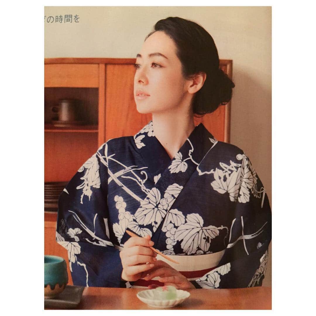 霧島れいかのインスタグラム：「fashion magazine GLOW 8月号  please check it out  hair&makeup @tomokookada  styling @zumizuzu  明日から7月かぁ。早い。 ・ ・ ・  #fashion #magazine #glow #yukata  #grape #classical #design #photograph #japanesestyle #great #photographer #グロー」
