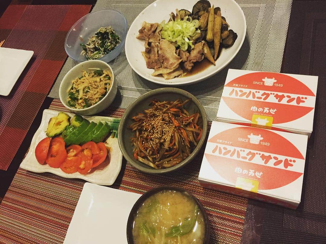 尾崎ナナさんのインスタグラム写真 - (尾崎ナナInstagram)「今日はおかず多め😊💞 #ナナクッキング #おかず少ないと今日は質素だなぁと言われるw #旦那のお土産 #万世ハンバーグサンド」6月30日 20時16分 - nana._.ozaki