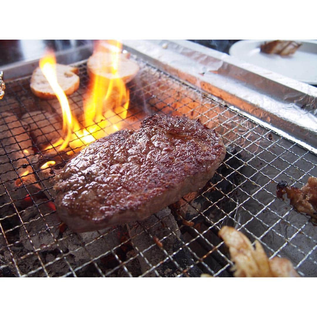 小野寺奈々のインスタグラム：「に〜くーーー！  先日、今年二回目の高野さん一家とのBBQ👨‍👩‍👧‍👦 #bbq  #もつ吉 #楽天市場」