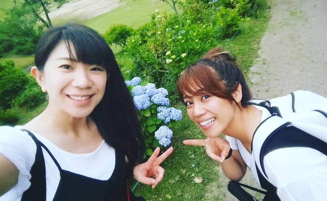 服部ひで子のインスタグラム：「以心伝心！？ 待ち合わせ場所で、大爆笑！！！ 【白Tシャツ × 黒オールイン】 鈴乃ちゃんと、双子コーデになってもーた(*￣∇￣)ノ  #よしもと新喜劇 #吉本新喜劇 #新喜劇 #家門鈴乃 ちゃん」