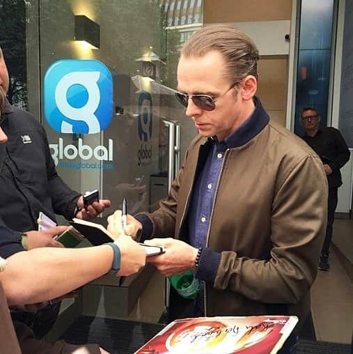 サイモン・ペグのインスタグラム：「Him signing autographs recently #simonpegg#autographs#cutie」