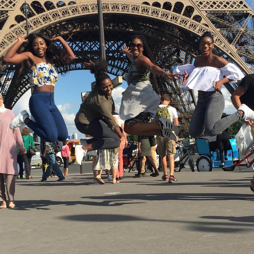 ヴィクター・ウッテンのインスタグラム：「These girls wanted a picture of themselves in the air. I think we got it.」
