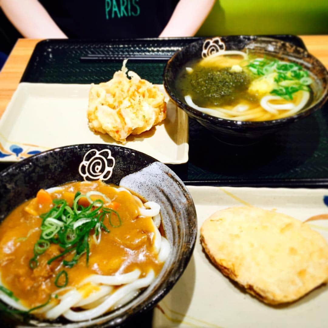 樫木裕実のインスタグラム：「スタジオCの近くにはなまるうどんが❤️3人でんがんぐ😋🍥右はす斜め前のかしゅきんぐは先に食べ終わってて💦赤江ちゃんスタジオCの受付と変わらない姿勢✨😁さてかしゅきんぐは何を食べたでしょうか❓#スタジオC #樫木裕実 #お食事情報#アクティブカーヴィーの後パーソナルアプローチをこなす体力#今日も滝汗#ヒントは冷たいうどん^ ^#勿論揚げ物も食べてた^ ^」