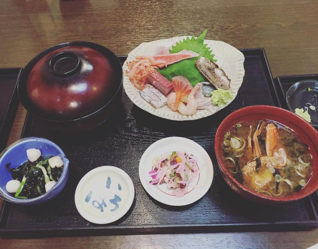 伊沢千夏のインスタグラム：「今日のお昼は #お刺身定食 (๑´ڡ`๑)」