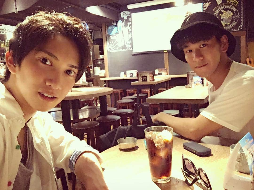 吉武怜朗さんのインスタグラム写真 - (吉武怜朗Instagram)「. 涼しいところに避難 ついでに夏らしくマリブ！ 古巣事務所と高校が同じ 仲良し後輩くん(・ω・)ノ . #Lads #LadsDining #garage #pirates #malibu #coke #黒木辰哉 #ホームレス中学生 #吉武怜朗 #火垂るの墓 #そして大人になった 笑 #心はピーターパン」7月3日 18時57分 - yoshitakeleo