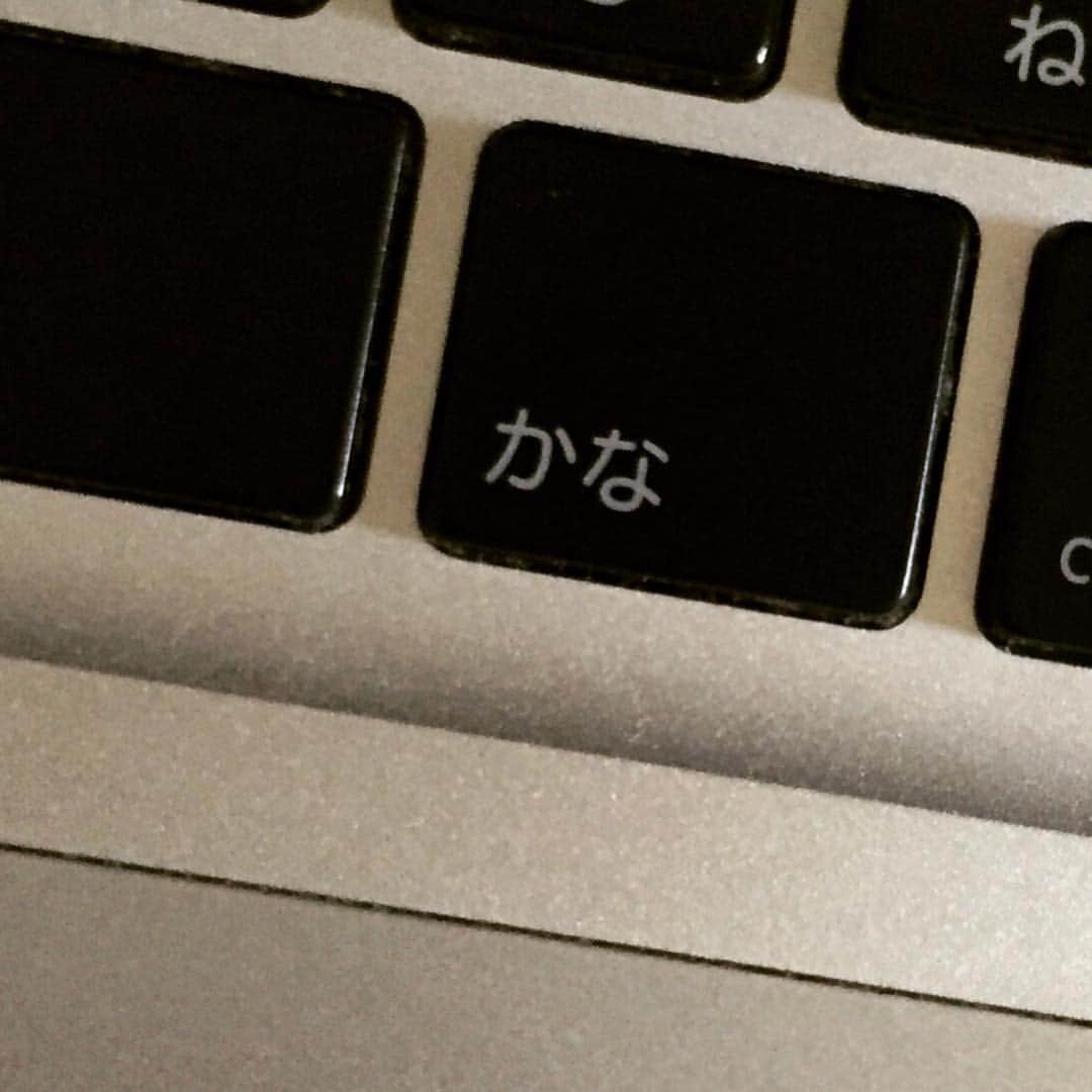 河尻亨一のインスタグラム：「半日前までバリバリ仕事をしてくれていたMac book pro 13インチがいきなりGo to heaven... 買ったの5年前なのでおそらく寿命です。  2011年春以降、一緒に何万文字書いてきたか、ヨーロッパ、アジア、中東、アメリカ、石垣島から東北まで何万キロ一緒に旅してきたかーーと思うと悲しいね。書き途中の原稿や資料がいくつも入ってるのも痛い  幸いHDそのものは生きてるかも（アップルストア）とのことでした。」