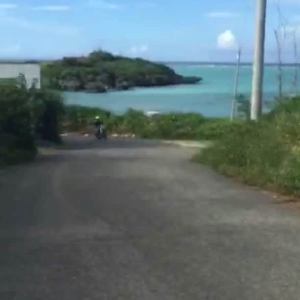 岸川聖也のインスタグラム：「与論島での移動は原チャリです😁 運転気持ちよくて楽しい👍🏻 ちなみに島に信号は１つしかありません！笑 #与論島」