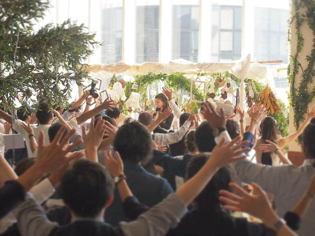 touch_weddingramのインスタグラム：「サプライズ②みんな立ち上がって、私以外の全員が私に向かってダンス！ . 上司も、おばあちゃんも、スタッフさんも、友だちも、新郎も、みーーんなが私の方を見て笑顔で踊ってくれました。 . この光景が凄過ぎて号泣。一生忘れられない景色✨ . 結婚式で泣くのは嫌だったけど、感動の涙があふれた瞬間でした。 . #weddingtbt #フラッシュモブ  #サプライズ #オリジナルウエディング #カジュアルウエディング #ナチュラルウエディング #会場装飾 #結婚式 #結婚 #ウエディングレポ #結婚式レポ #結婚式小物 #結婚式準備 #卒花 #結婚式会場」