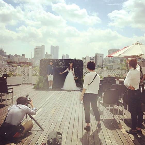 touch_weddingramのインスタグラム：「前撮り撮影風景📷 . #weddingtbt #撮影風景  #オリジナルウエディング #カジュアルウエディング #ナチュラルウエディング #会場装飾 #結婚式 #結婚 #ウエディングレポ #結婚式レポ #結婚式小物 #結婚式準備 #卒花 #結婚式会場」