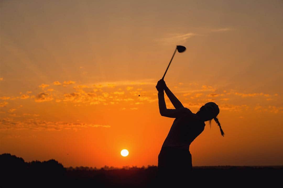 Sierra Brooksのインスタグラム：「Dawn patrol🏌」
