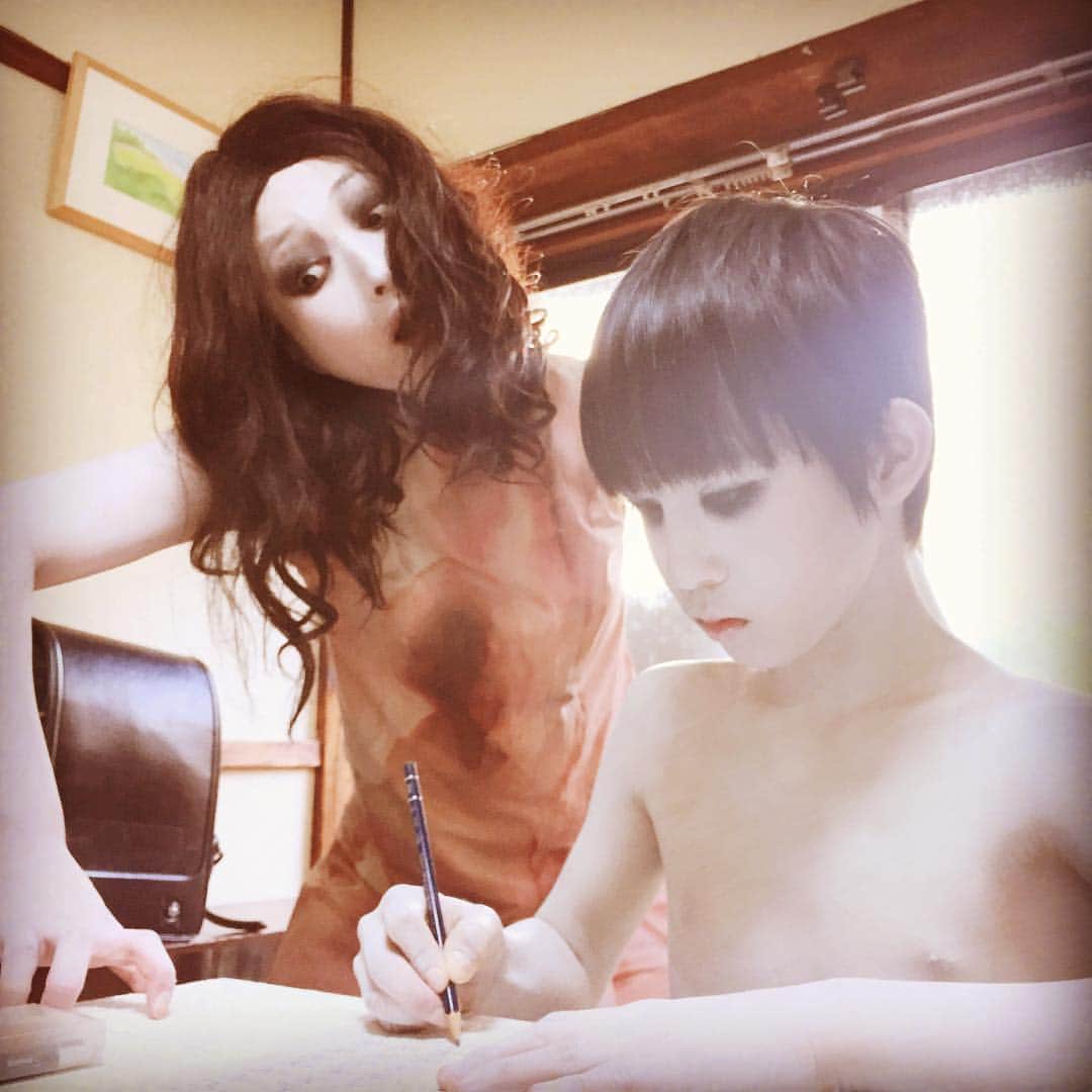 伽椰子と俊雄のほのぼの親子日記のインスタグラム：「あ゛あ゛あ゛あ゛あ゛（真面目に宿題中）  #貞子vs伽椰子 #絶賛公開中 #あ゛あ゛あ゛あ゛あ゛ #ニャー　#さだかや #sadakovskayako」