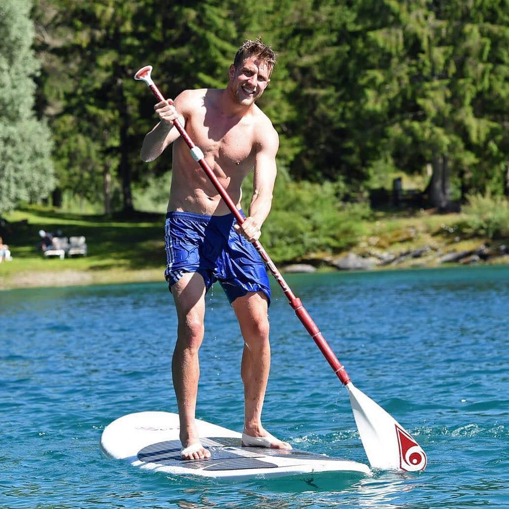 スベン・シプロックのインスタグラム：「Entspannter Nachmittag im Trainingslager 😁☀️🏊🌴🚣」