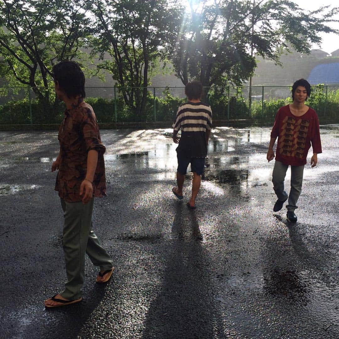 のインスタグラム：「撮影中のオフショットあげていきますよ！突然の豪雨…からの快晴。青島&安保&桑田のなんだか不思議な写真が撮れました…。 #仰げば尊し #TBS #日曜劇場 #村上虹郎 #北村匠海 #佐野岳 #雨上がり #別々の道を歩む3人」
