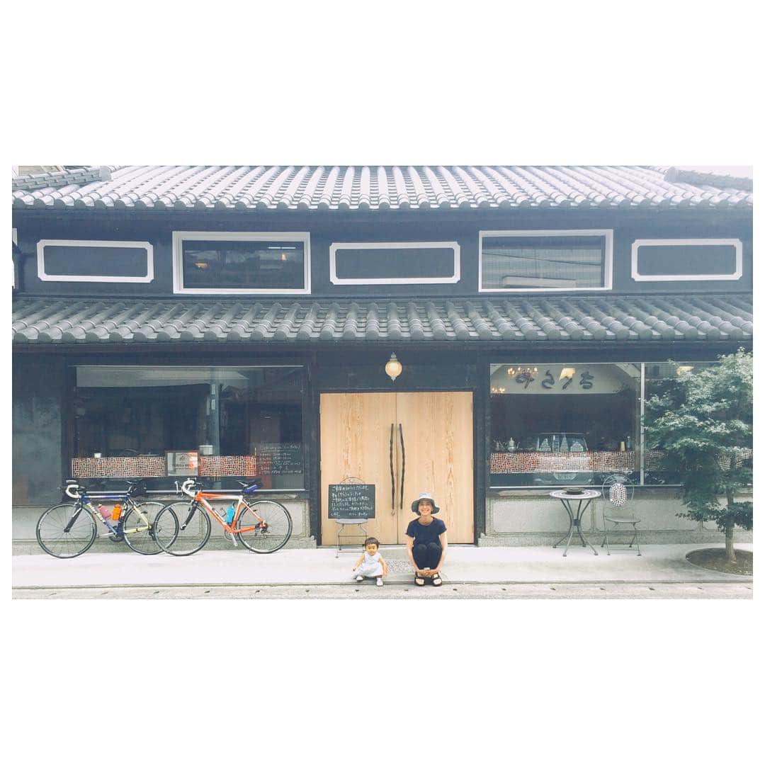 東麻美さんのインスタグラム写真 - (東麻美Instagram)「徳島は日本屈指のインターネット環境が整っている場所です。市内から一時間程山奥に入った神山町では近年サテライトオフィスやアートにも力を入れています。祖父母の家はその神山町に。 空き家となった古民家をいかしてレストランやカフェ、宿泊場所も新しく出来ています✨ ランチをしたcafe on y va もそのひとつ。 おっしゃれ〜😳✨ 慣れない運転で😂友達が連れて行ってくれました♡ #隣にちょこんシリーズ#たまらん#あ〜ちゃ〜んってでっかい声で呼んでくれます #徳島#神山町#シリコンバレー的な#カフェオニヴァ#麻美旅#旅#tokushima#kamiyama#trip#japan」7月4日 21時15分 - asamihigashi