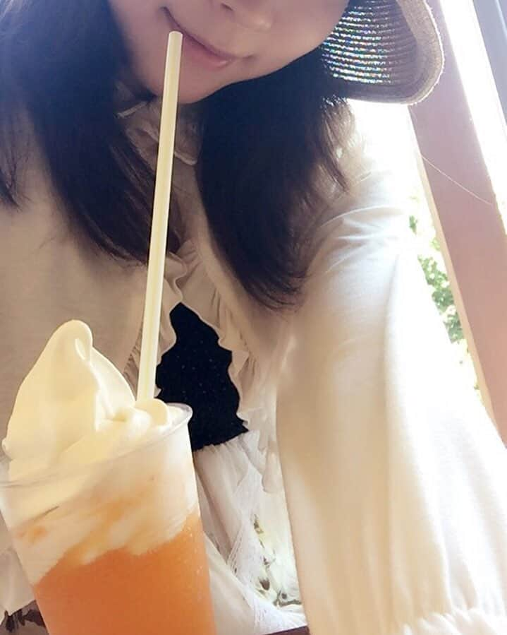 伊沢千夏のインスタグラム：「今日も暑かったですね〜( ˊ࿁ˋ ) ᐝ #フローズンソフト 食べました（｀・ω・´）ｼｬｷｰﾝ」