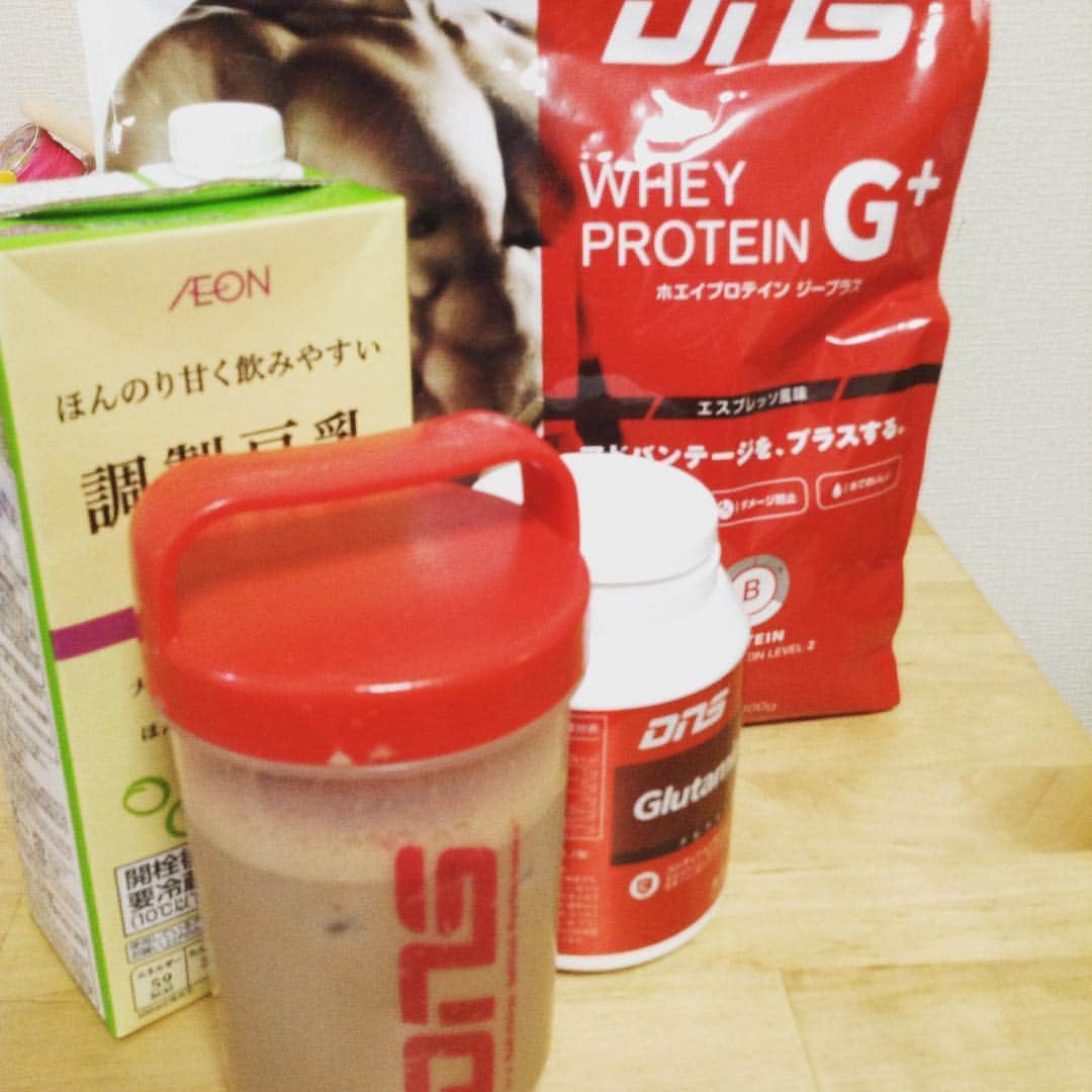 青木真也のインスタグラム：「練習後の昼食も兼ねてプロテイン。Gプラスのエスプレッソにグルタミン足して豆乳で。味は少し甘すぎるのでブラックコーヒー足してもいいね。たんぱく質はトータルで37.8g。そのうちグルタミン10g。カロリーは271カロリー。炭水化物10g前後。糖質足りないから食パンかじるぜ。#DNS#プロテイン#エスプレッソ#Gプラス#グルタミン#Protein#glutamine #soymilk #豆乳#プロテインロマンを求めて#イオン#筋肉#肉を食べたくない#食べたくない」