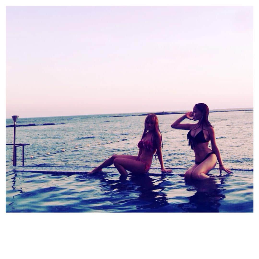 早川沙世さんのインスタグラム写真 - (早川沙世Instagram)「うーみ💙 ぷーる💙  最高のロケーション✨  cialaのLAから仕入れて来たフリンジ水着👙にした〜💙形が綺麗でsexyで可愛い〜💙🌴💙 少しづつだけど痩せてきて お帰りクビレ😭w  今月からジムだょん✨  頑張る‼︎ #ciala #水着 #sea #pool #happy💙」7月5日 9時05分 - sayo_hayakawa