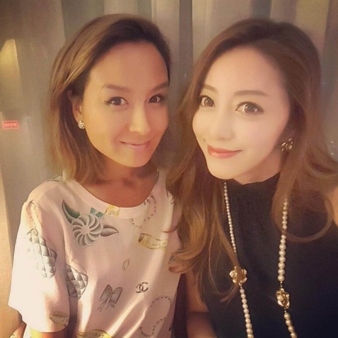 平山美香のインスタグラム：「韓国出張ではYUMIと夜お茶💜 今月の美人百花チェックしてみるね🍎💕 #KOREA #韓国 #出張 #friends #友達 #夜お茶」