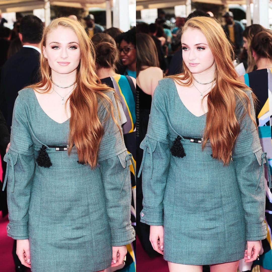 ソフィー・ターナーのインスタグラム：「[Sophie at the Glamour Women of the Year Awards in June] - hey guys it's @littledoves and we're finally posting again 😹」
