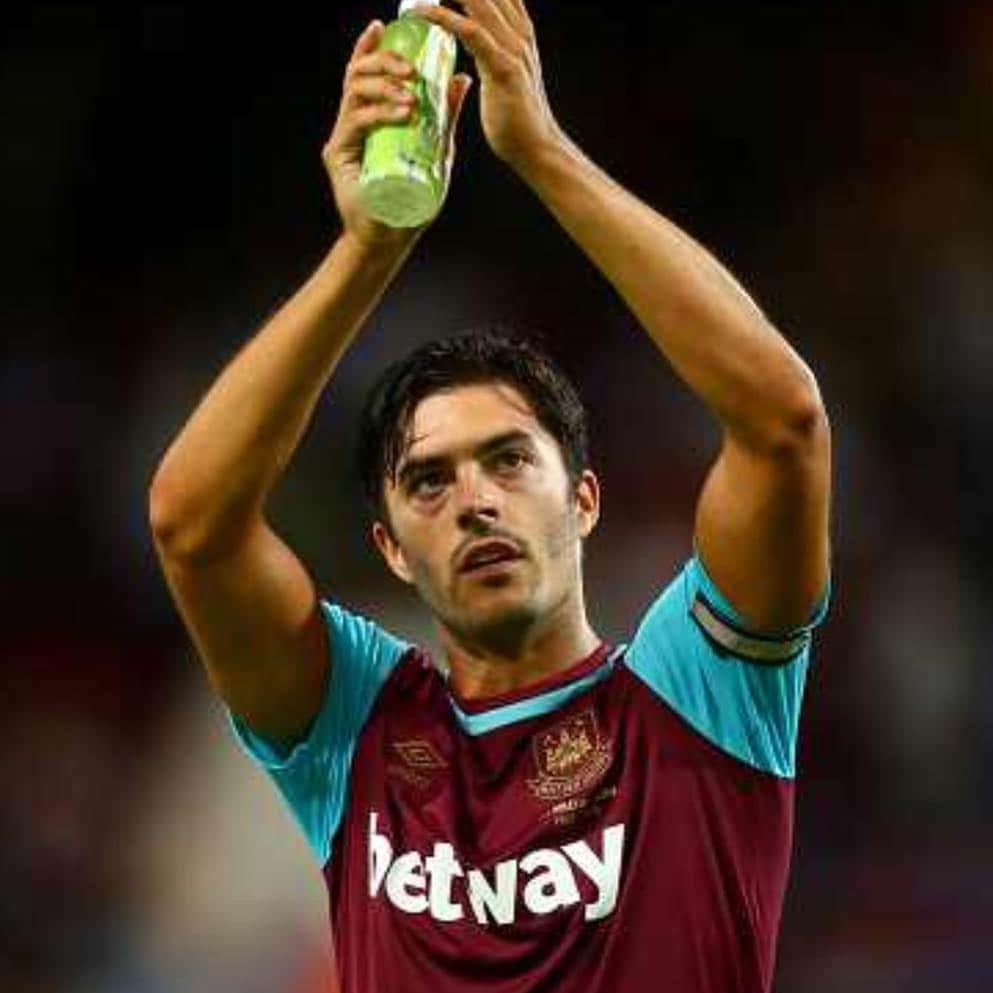 ジェームズ・トムキンスのインスタグラム：「A massive thanks to everyone at West Ham especially the players and staff that I've trained with over the years. Most importantly a huge thank you to the fans who have always been great to me. After nearly 20 years it was the hardest decision of my career and an emotional one. Come on you Irons! @whufc_official」