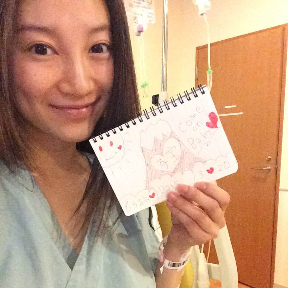 加織のインスタグラム：「ひかる姉❤️ 妊娠おめでとう👶🏻❤️ 実はわたしの陣痛中に赤富士書いてプレゼントしてたのー❤️この発表の日を楽しみにしてました👶🏻健康で元気な赤ちゃんが産まれてきますように👶🏻❤️❤️ 最近周りが妊婦さんだらけで嬉しい❤️❤️」