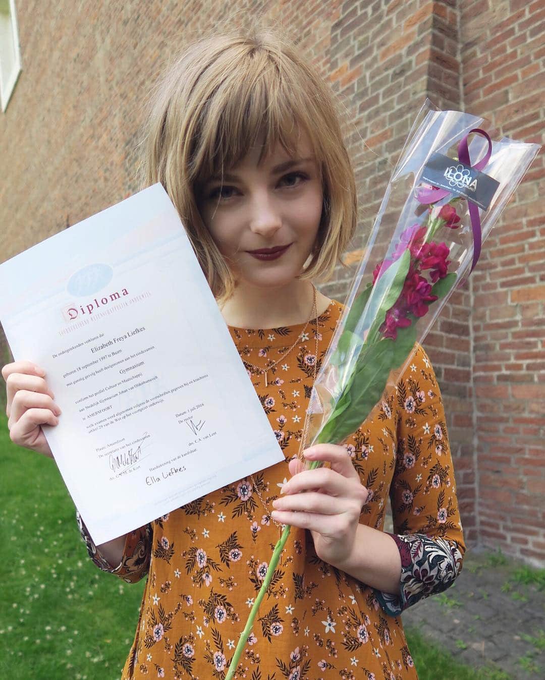 Ella Freyaのインスタグラム：「🎓📚」