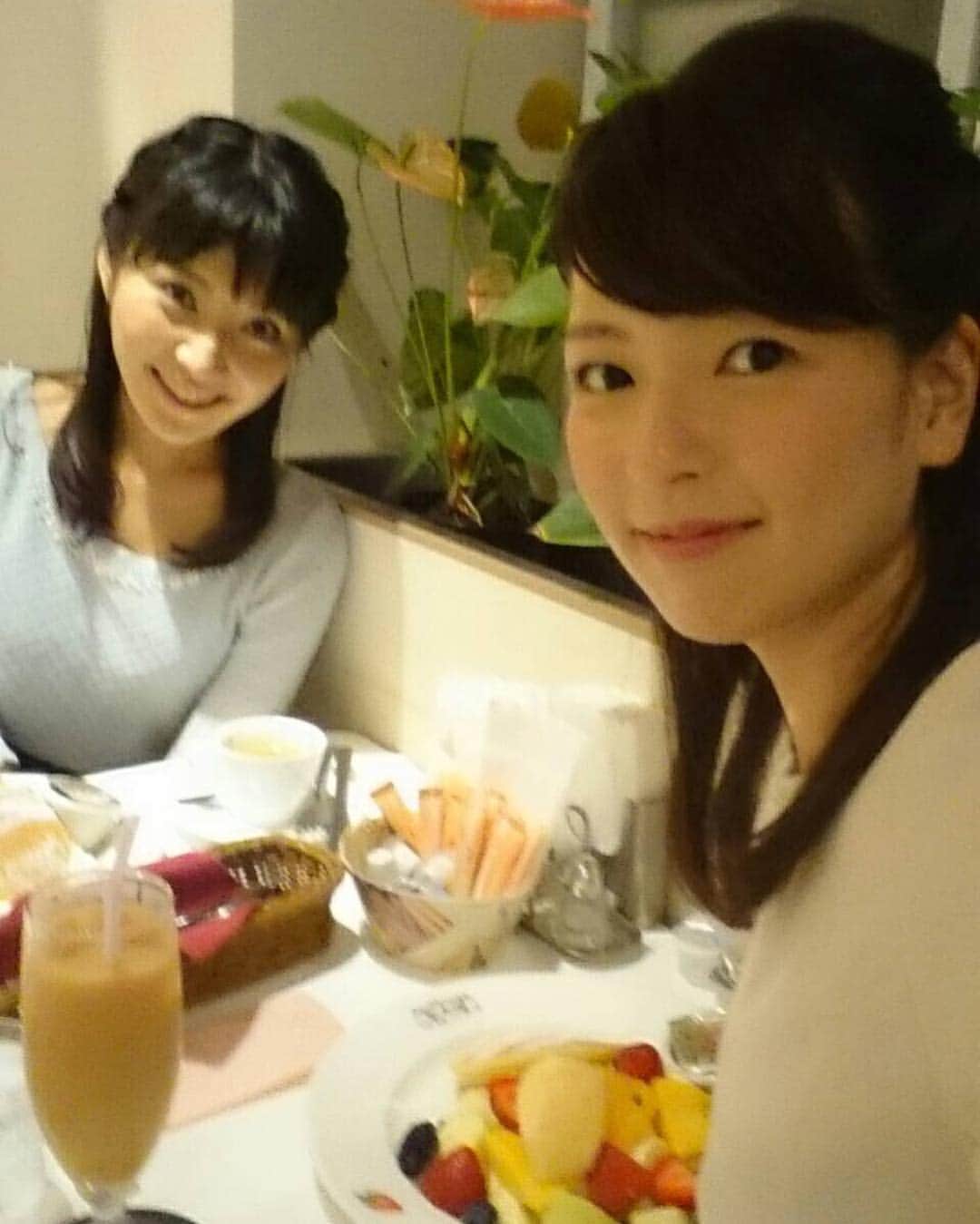 久保井朝美さんのインスタグラム写真 - (久保井朝美Instagram)「オンエア後に、気象予報士仲間のなみちゃんとパンケーキモーニング*\(^o^)/* パンケーキよりフルーツの方が多くてビックリ😳‼️美味しかった〜💗 1年前は一緒に試験勉強をしていた私たちが、今は気象予報士としてお仕事している。とても感慨深いです💕 お天気話は楽しかったし、勉強になったなぁ☀️☁️☂️ 今のお仕事が大好きだな、と改めて感じました。  明日、七夕の夜は、お台場で開催される「そうめん祭り」にゲスト出演します🎋 http://tcc.nifty.com/cs/catalog/tcc_schedule/catalog_160606205239_1.htm お知らせが直前すぎてすみません。。。 良かったら遊びに来てくださいね😊💕 #果実園リーベル #パンケーキ #フルーツたっぷり #東京駅モーニング #そうめん祭り #七夕 #お台場」7月6日 19時14分 - asami_k920