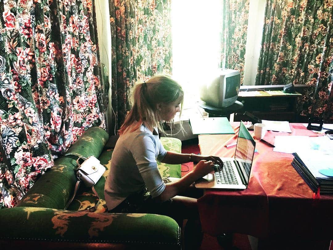 ジャッキー・グローネンのインスタグラム：「Old curtains and MacBook kind of day.」