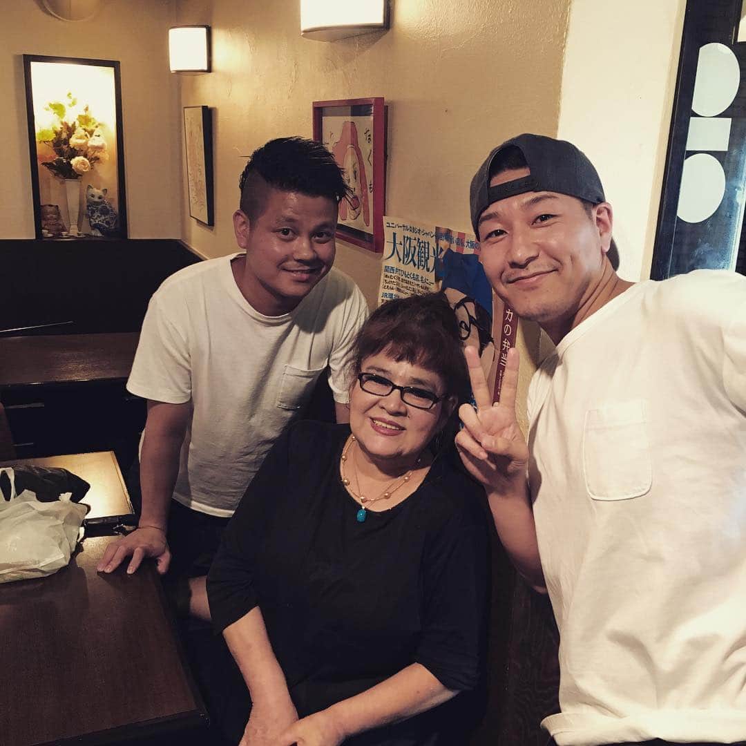 長田庄平のインスタグラム：「大阪でなにわの後輩と名物ママのお店に #タブルーアート田口 #ママの口癖 #チキチキボンボン #グルグルマッサージ #ロックンロールでごわすごわす #わけわからんけどめっちゃおもろい」