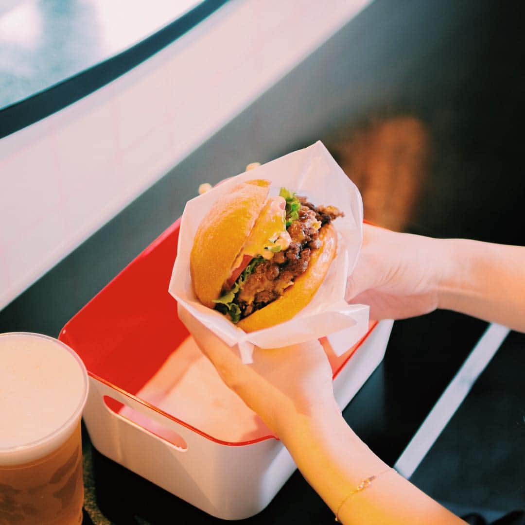 Food & Design Post のインスタグラム：「#ヘンリーズバーガー #ハンバーガー #henrysburger #burger」