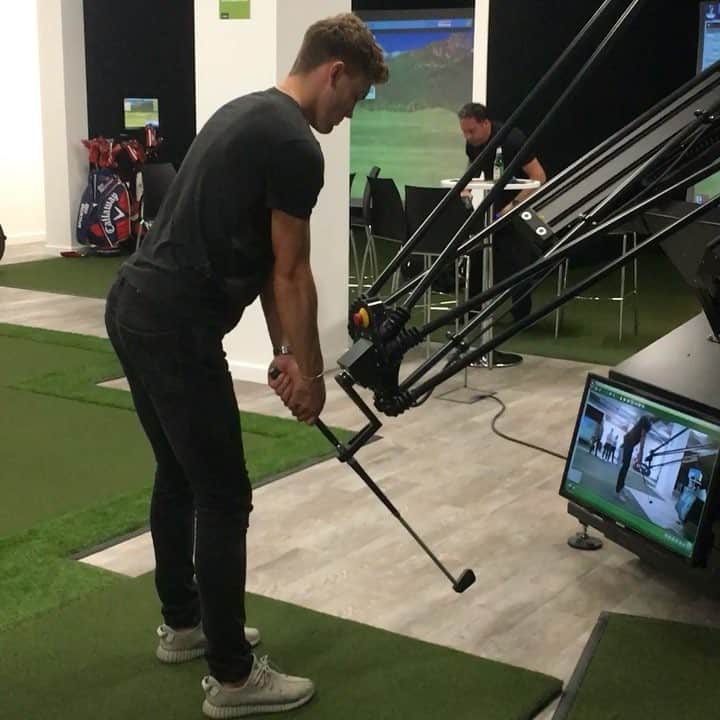 サム・ギャラガーのインスタグラム：「Had a great time at @fairweathergolfuk last night using the new RoboGolfPro! Will definitely be back for a virtual round soon👌🏼🏌」