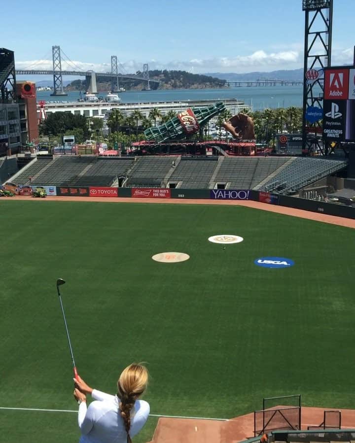 アリソン・リーのインスタグラム：「Throwback to when I got to hit at SF Giants AT&T Stadium to promote this years @usga #USWomensOpen at Cordevalle which starts  tomorrow! Come out and watch💃 #stilladodgersfan #doyers」