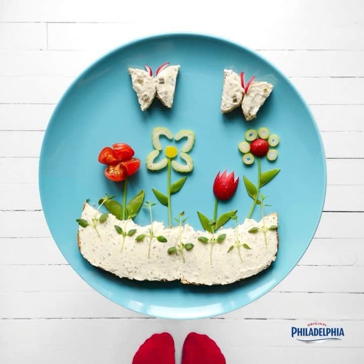Ida Froskのインスタグラム：「Go Out and Smell the Flowers! 🌷 #ad #creamcheese #PhiladelphiaDeutschland #bread #tomato #radish #celery #sugarpeas #foodart #stopmotion」
