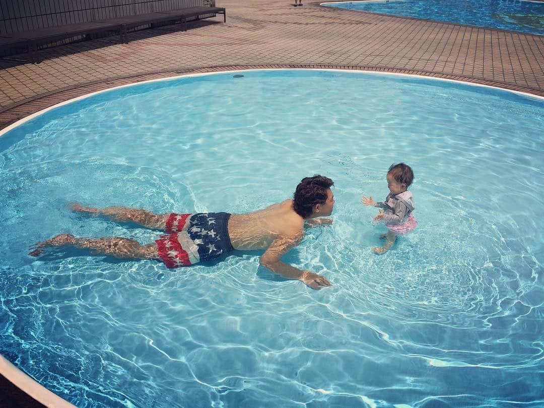 加織のインスタグラム：「気付いたらパパと仲良く遊んでました👙💕 あーー愛おしい💕」