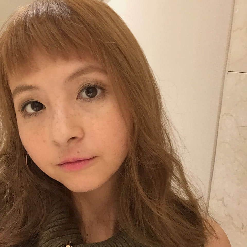 長崎莉奈のインスタグラム：「人生で初のshort bangs。 #前髪 #shortbangs #自転車乗るとき前髪飛びそう #アラサーになると普通じゃないことがいいと思い始める #みんなには金太郎になると宣言 #夏 #hairstayle #joemi #instagood #instadaily #summer #ヘアースタイル #髪 #アレンジ #follow4follow #like4like #いまの会社もあと２日 #前髪切ると顔太れない」