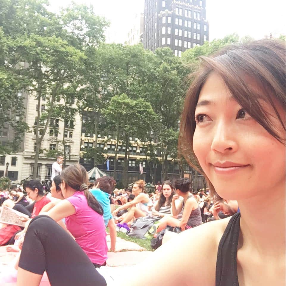 久保田智子のインスタグラム：「#bryantpark で #yoga #newyork #yogi #yogalover #namaste #parkyoga #ニューヨーク #ヨガ #bpyoga #bryantparknyc #athletanyc」