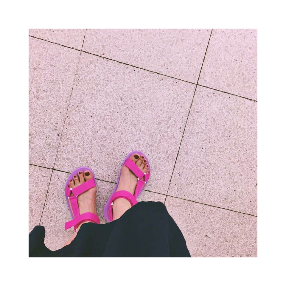 May’nさんのインスタグラム写真 - (May’nInstagram)「New sandals for SUMMER👙🌺🌻 1900yen!!!REASONABLE!!!😍😍 #sandals #wego #SUMMER #pink」7月8日 16時15分 - mayn1021